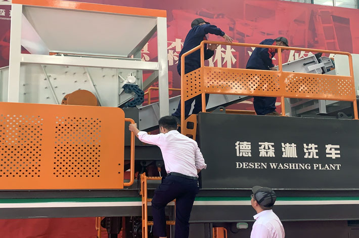 德森移動淋洗修復(fù)車.jpg 德森移動淋洗修復(fù)車.jpg