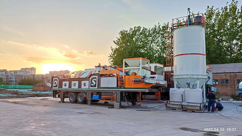 國內(nèi)首臺(tái)套移動(dòng)式土壤淋洗修復(fù)裝備.jpg 國內(nèi)首臺(tái)套移動(dòng)式土壤淋洗修復(fù)裝備